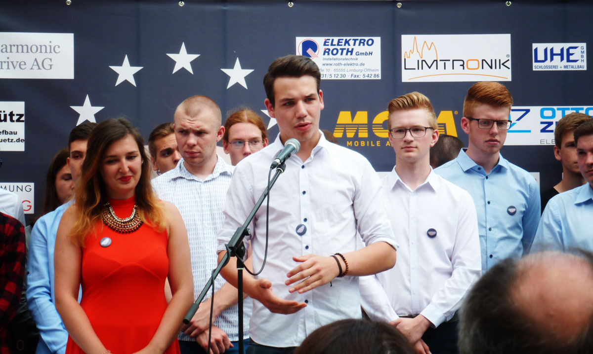 Students presenting Monument of Friendship at Europaplatz Limburg